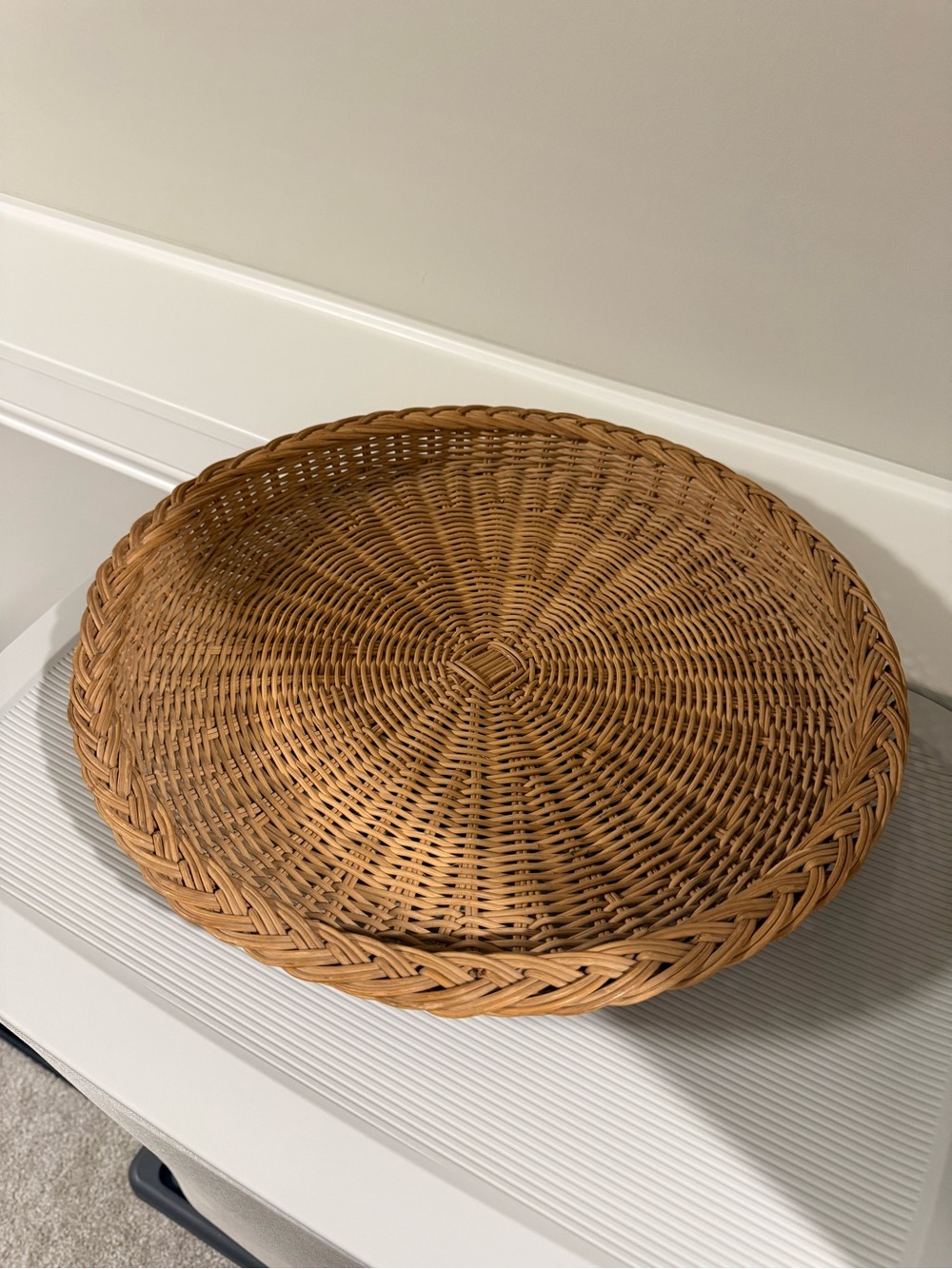 Round wicker tray